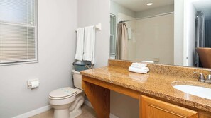 Casa de ciudad, varias camas, acceso a la alberca, vista al jardín (Endless Summer at Regal Palms) | Baño | Secadora de cabello y toallas 