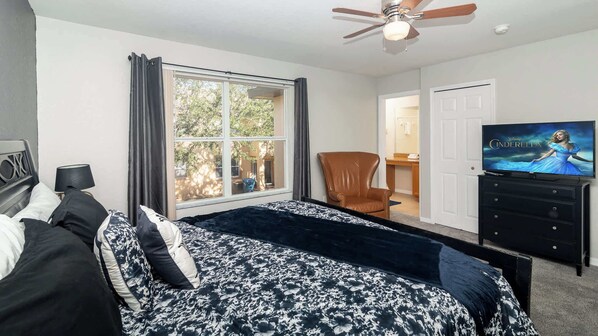 Maison en rangée, Plusieurs lits, accès à la piscine (Endless Summer at Regal Palms) | 4 chambres, décor unique, ameublement unique, literie fournie