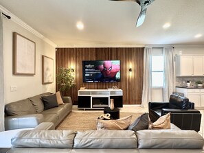 獨棟房屋, 多張床, 可使用泳池, 花園景觀 | 起居區 | 40-  吋電視、數位頻道、壁爐