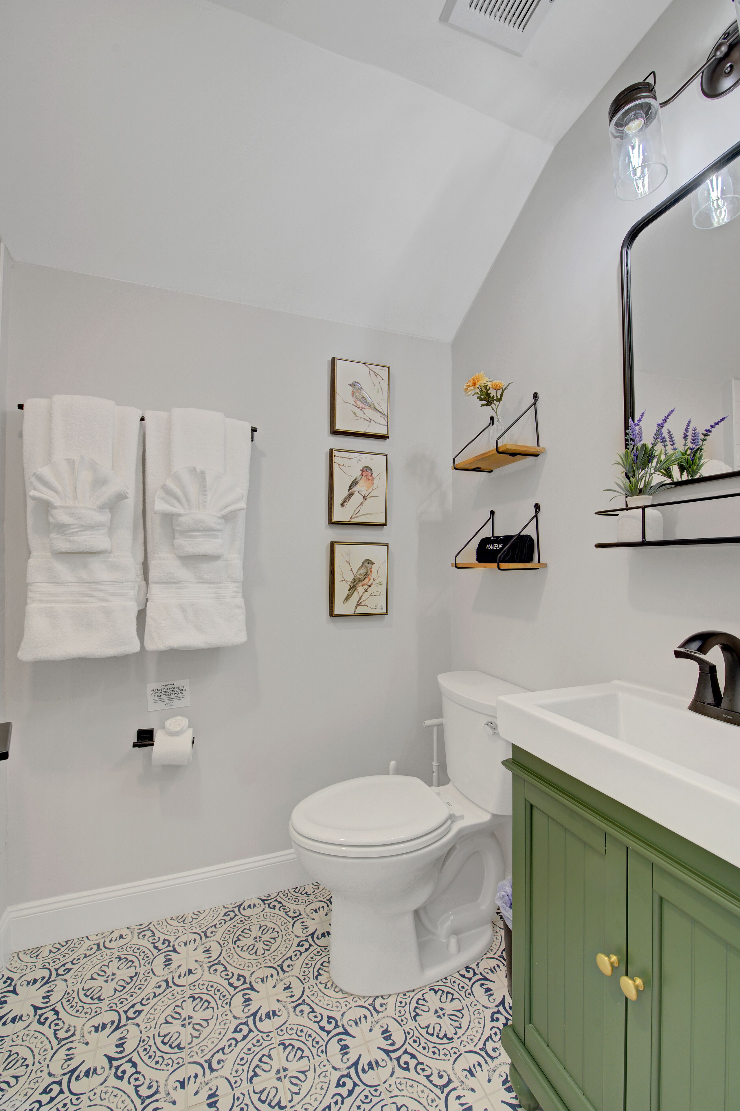 Dusj, hårføner, håndklær og såpe