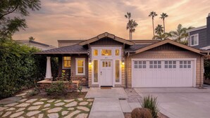 A two-story house with a garage, a stone pathway, and a well-maintained lawn. - Wavebreak by Avantstay Close to Beaches/surfing (Solana Beach)