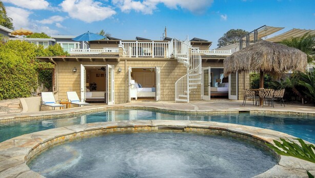 A resort with a swimming pool, multiple bedrooms, and outdoor seating. - Wavebreak by Avantstay Close to Beaches/surfing (Solana Beach)
