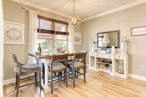 House (6 Bedrooms) | Interior