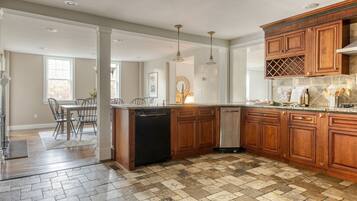 Fridge, oven, stovetop, dishwasher