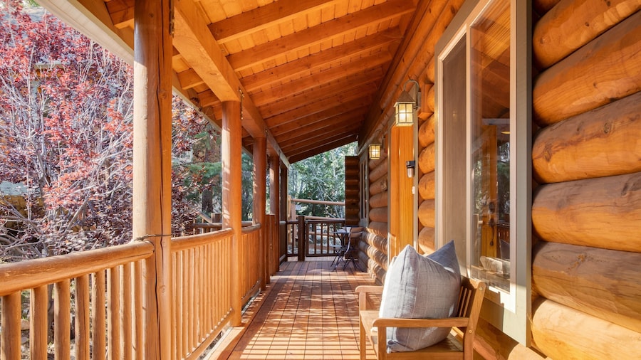 Tanglewood by Avantstay 10mins to Bear Mountain, Contemporary Hillside Cabin