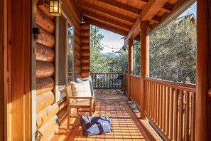 Terrace/patio - Tanglewood by Avantstay 10mins to Bear Mountain, Contemporary Hillside Cabin (Big Bear Lake)