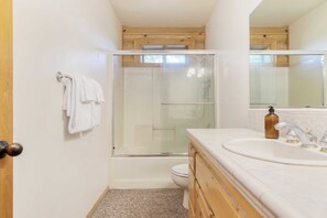 Bathroom - Tanglewood by Avantstay 10mins to Bear Mountain, Contemporary Hillside Cabin (Big Bear Lake)