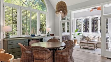 House (6 Bedrooms) | Interior