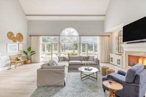 Interior - Hilton Ivory by Avantstay Luxe Home + Pool/patio (Hilton Head Island)