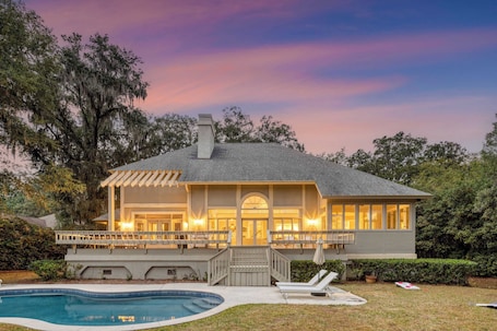 Una piscina al aire libre