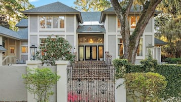 House (6 Bedrooms) | Interior