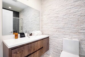 Ferienhaus (3 Bedrooms) | Badezimmer | Handtücher, Seife, Shampoo, Toilettenpapier