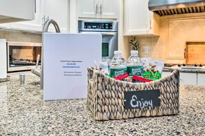 Geladeira, micro-ondas, cooktop, lava-louças