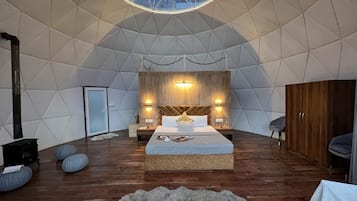 Luxury Room | Peralatan tempat tidur premium, meja, ruang kerja komputer riba