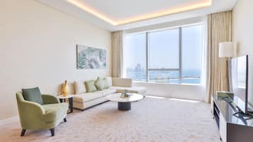 Deluxe 1BR Suite with Sea View | Área de sala de estar | Smart TV de 55 pulgadas con canales por cable y televisión