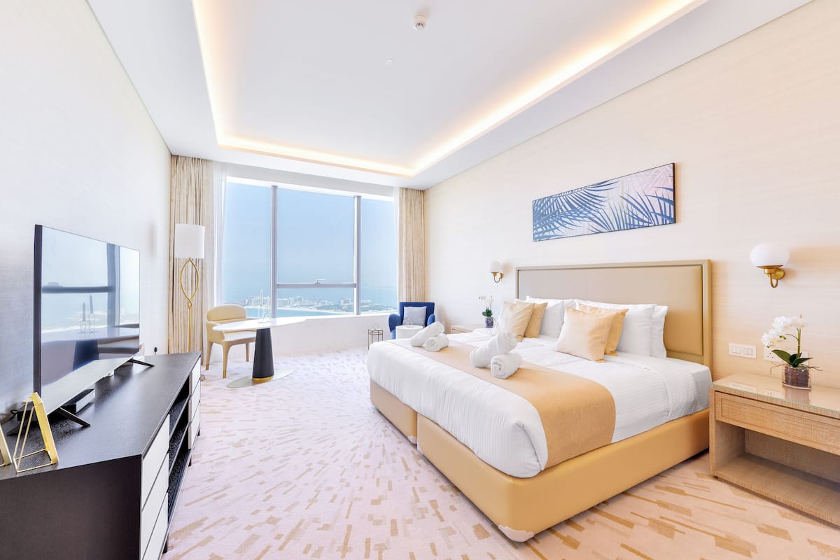Deluxe Studio Suite with Sea View | 1 bedroom, in-room safe, desk, bed sheets