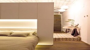 Une chambre à coucher moderne avec un grand lit, une table de chevet et une armoire intégrée.