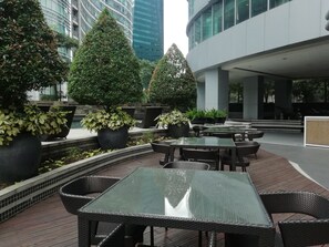 Outdoor dining - ★StayHere★ 1 Bedroom Avant Fort Bonifacio BGC (Taguig)