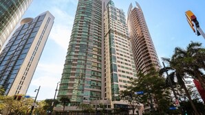 A high-rise building with a curved facade, multiple floors, and a prominent entrance. - ★StayHere★ 1 Bedroom Avant Fort Bonifacio BGC (Taguig)