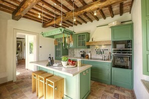 Kühlschrank, Mikrowelle, Herdplatte, Geschirrspüler