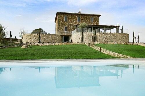 Villa Edesia: A characteristic and welcoming three-story villa surrounded by meadows and by green hills, with Free WI-FI.