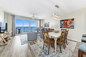 Appart'hôtel Confort, 3 chambres, balcon, vue océan | Restauration dans la chambre