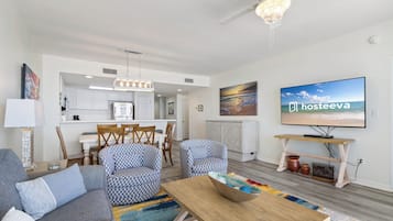 Condo Confort, 3 habitaciones, balcón, vista al océano | Sala de estar | Televisión de pantalla plana de 42 pulgadas con canales por cable