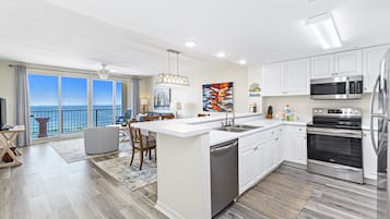 Comfort Condo, 3 Bedrooms, Balcony, Ocean View | Private kitchen | Fridge, microwave, oven, stovetop