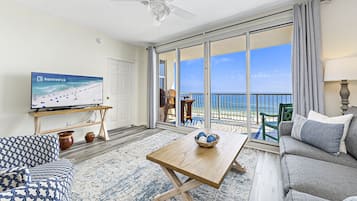 Comfort appartement, 3 slaapkamers, balkon, uitzicht op zee | Woonkamer | Een 42-inch flatscreentelevisie met kabelzenders en televisie