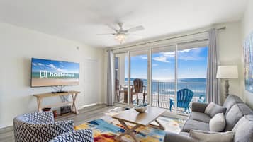 Leilighet – comfort, 3 soverom, balkong, havutsikt | Oppholdsrom | En 42-tommers Flatskjerm-TV med kabel-kanaler samt TV