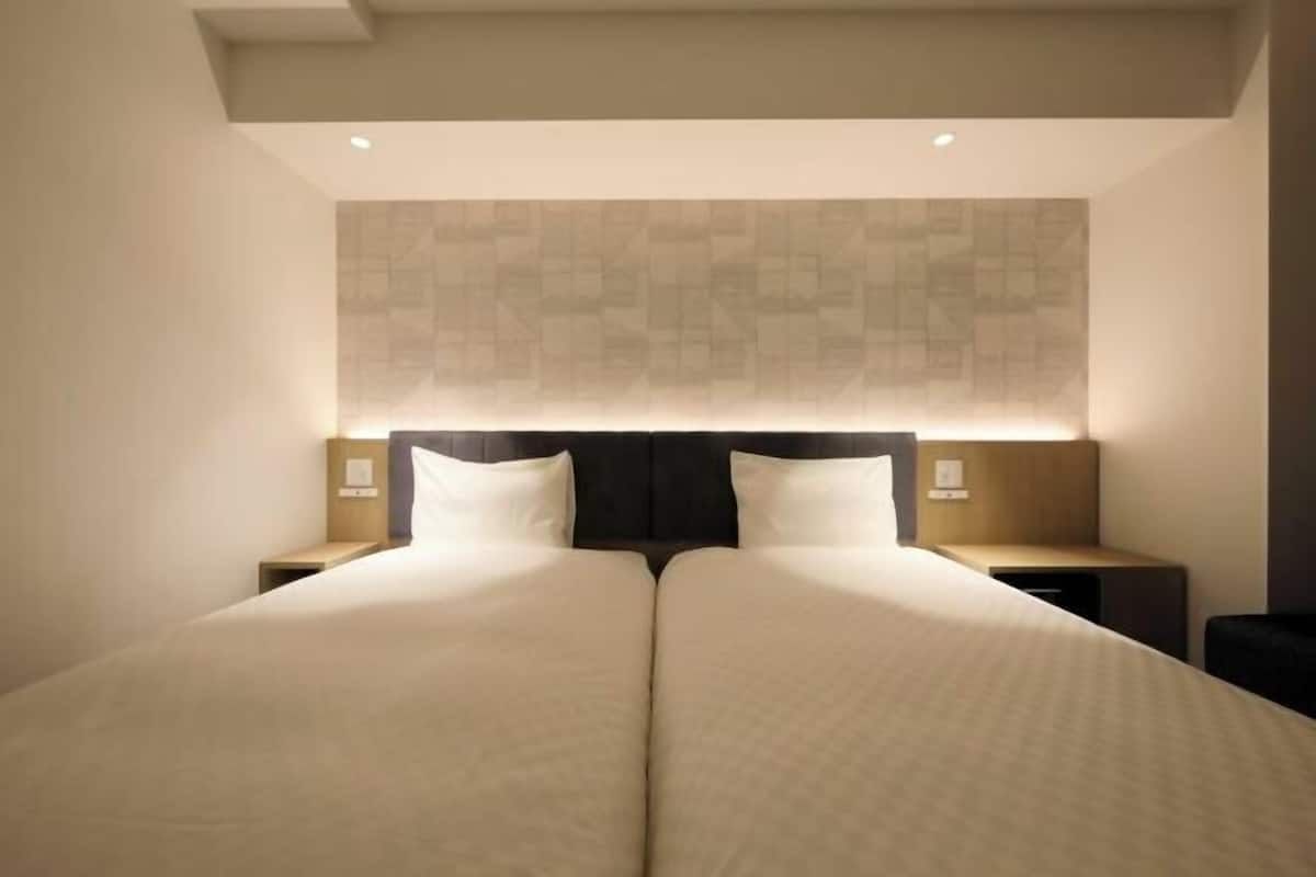 Down comforters, in-room safe, desk, free WiFi