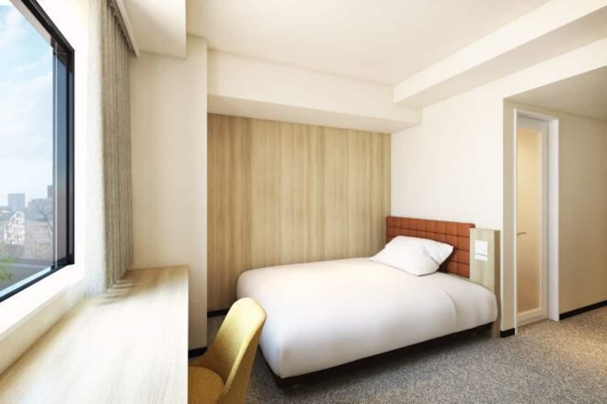 Down comforters, in-room safe, desk, free WiFi