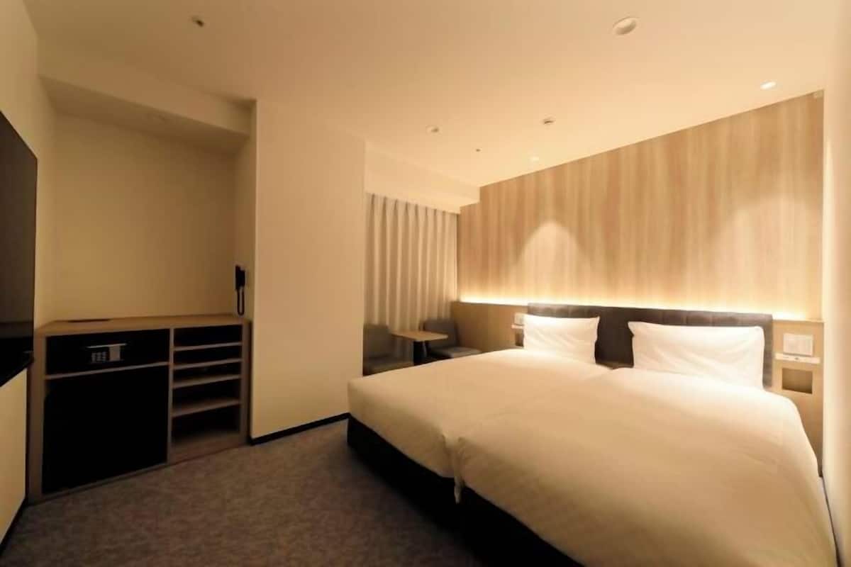 Down comforters, in-room safe, desk, free WiFi
