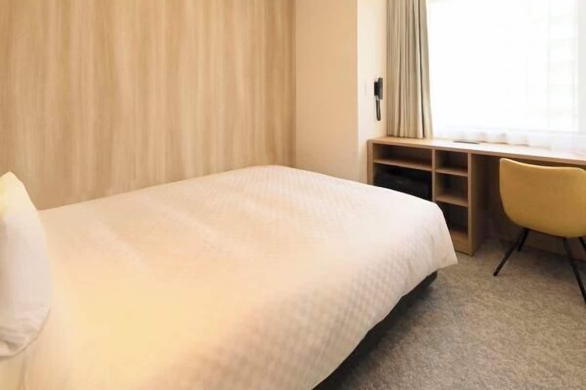 Down comforters, in-room safe, desk, free WiFi