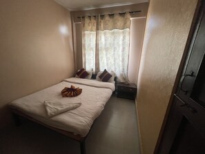 9 bedrooms, desk, WiFi, bed sheets