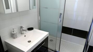 Douche, sèche-cheveux, serviettes fournies, savon