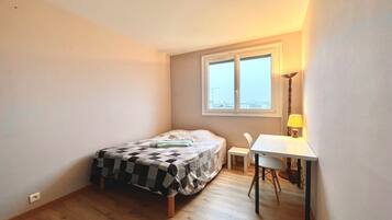 2 chambres, bureau, fer et planche à repasser, lit parapluie