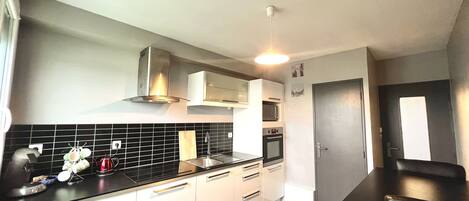 Een koelkast, een magnetron, een oven, een kookplaat