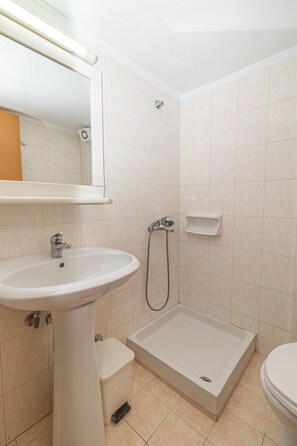 Douche à « effet pluie », serviettes fournies