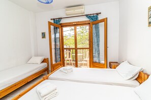 Triple Room with Sea View | Gratis wi-fi och sängkläder