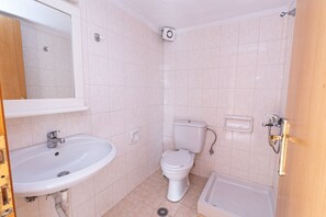 A bathroom with a sink, toilet, and bathtub. - Mina-Maria Apartments (Kassandra)