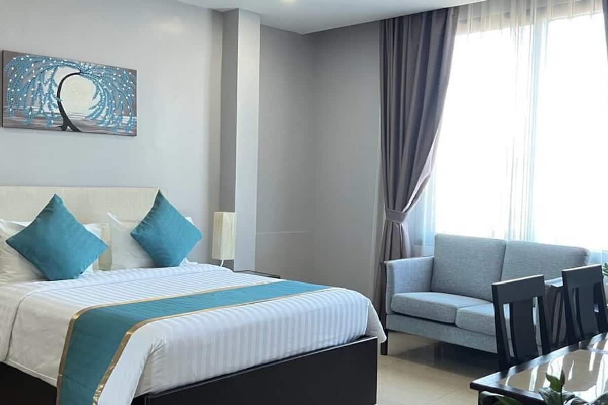 Premium bedding, in-room safe, desk, free WiFi