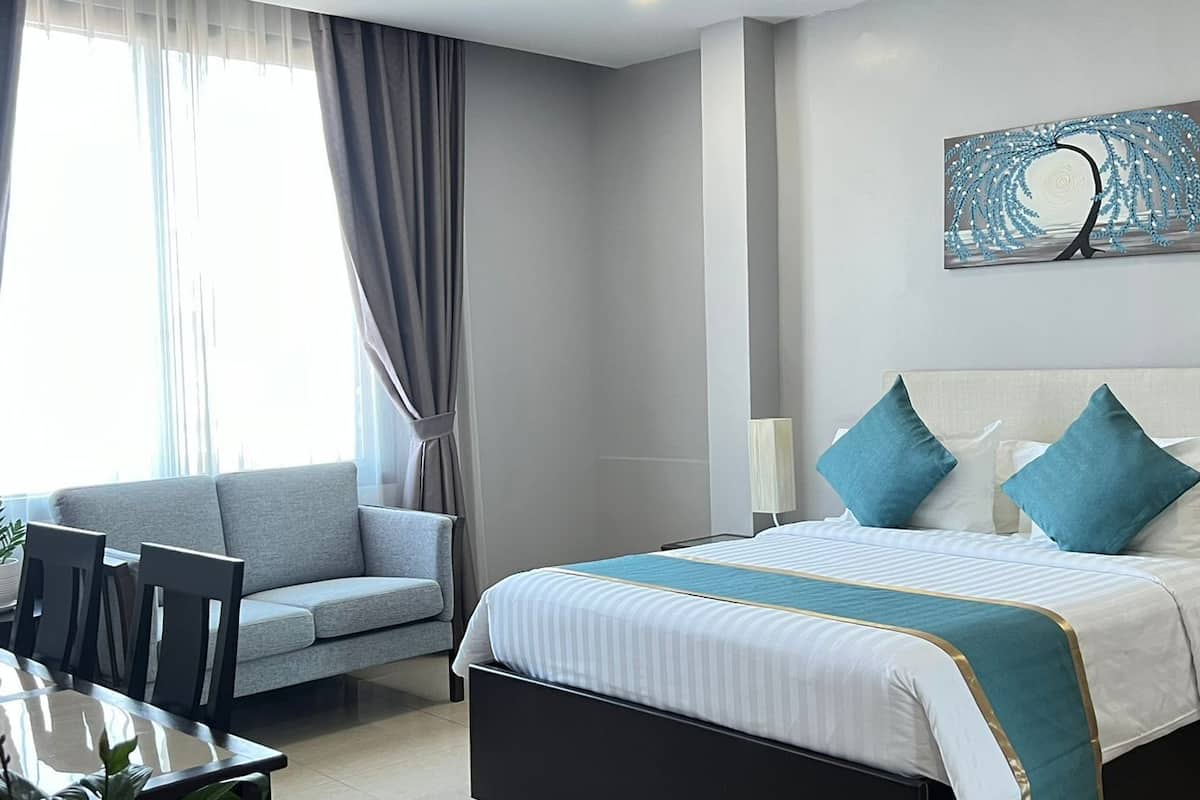 Premium bedding, in-room safe, desk, free WiFi