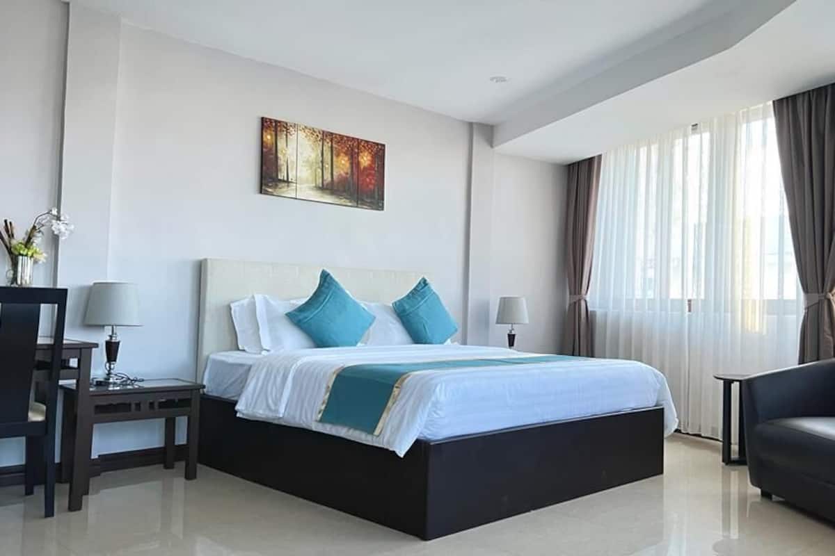 Premium bedding, in-room safe, desk, free WiFi