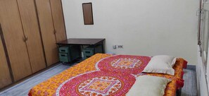 6 عدّة غرف نوم وواي فاي مجانًا وملاءات أسرّة