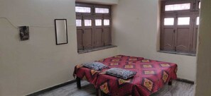 6 عدّة غرف نوم وواي فاي مجانًا وملاءات أسرّة