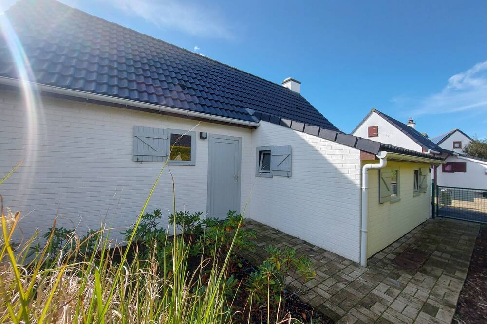 Cozy holiday home in Nieuwpoort with swimming pool