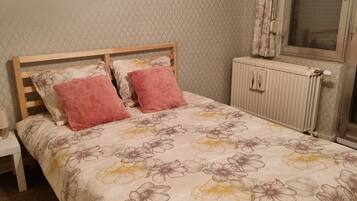 3 makuuhuonetta, silitysrauta/-lauta, ilmainen Wi-Fi, vuodevaatteet