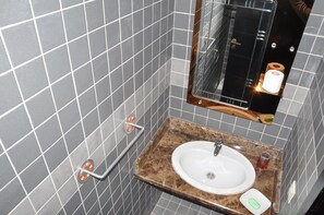 Badkar/dusch, hårtork och handdukar