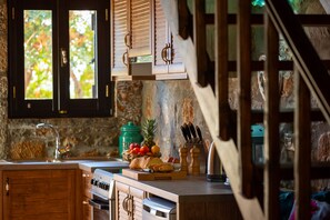 Een koelkast, een koffiezetapparaat/waterkoker, een waterkoker